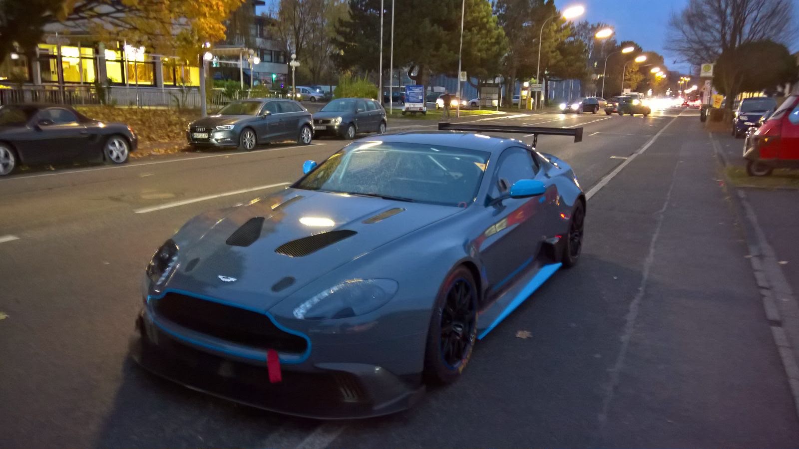 Aston Martin Rennwagen in der Opelstraße Konstanz Grauer Aston Martin Vantage GT Rennwagen mit Heckflügel in der Opelstraße in Konstanz
